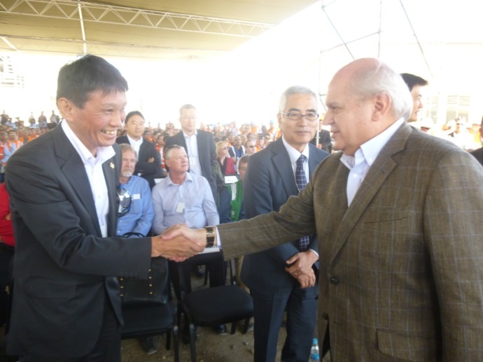 カテリアノ首相と挨拶する株丹大使