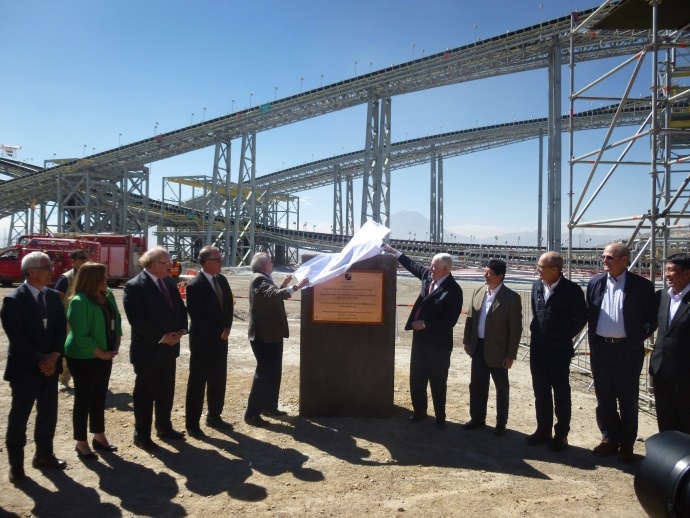 Develación de la placa conmemorativa que se efectuó al final de la ceremonia.　(Develación a cargo del Sr. Cateriano y el Sr. Richard Adkerson, presidente de la empresa estadounidense Freeport McMoRan. (El Embajador se encuentra al extremo derecho))