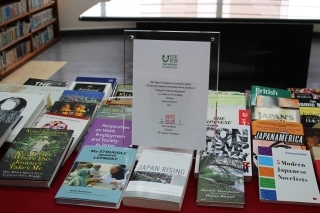 Libros y la placa