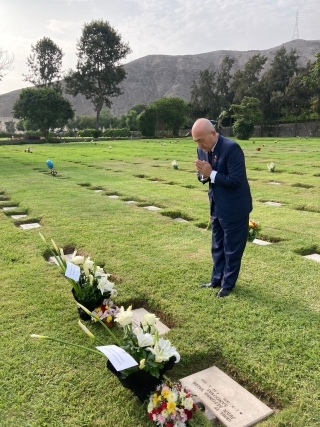 Embajador KATAYAMA visitando el Jardín de la Paz en la Molina para hacer una ofrenda floral
