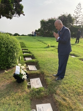 Embajador KATAYAMA visitando el Jardín de la Paz en la Molina para hacer una ofrenda floral