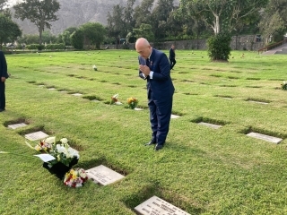 Embajador KATAYAMA visitando el Jardín de la Paz en la Molina para hacer una ofrenda floral