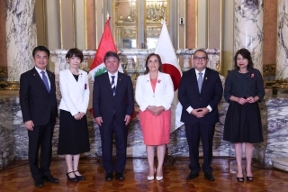 Fotografía oficial de la visita en Palacio de Gobierno, parados de izquierda a derecha, Sr. YAMASHITA Takashi y Sra. HORIUCHI