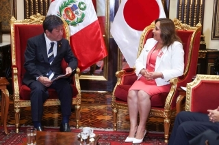 Visita de cortesía a la Presidenta Boluarte sentados de izquierda a derecha, Sr. MOTEGUI Toshimitsu, Secretario General del Partido del Gobierno del Japón y Presidenta Dina Boluarte