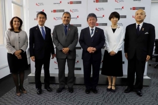 Visita de cortesía a Mincetur. Parados de izquierda a derecha: Viceministra Teresa Mera Gomez, Sr. YAMASHITA Takashi, Ministro de Comercio Exterior y Turismo Juan Mathews Salazar, Sr. MOTEGI Toshimitsu, Sra. HORIUCHI Noriko y el Embajador del Japón en Perú, KATAYAMA Kazuyuki