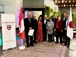 Embajador Katayama junto con los miembros del Club Harvard del Perú