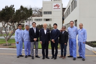 片山大使と味の素ペルー社職員
