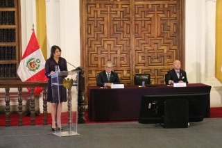 Ministra Gervasi ofreciendo su discurso ante el público 