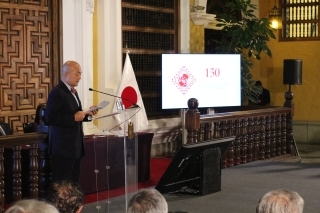 Embajador Katayama ofreciendo su discurso ante el público 
