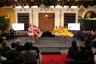 Grupo de 6 danzantes presentando un baile típico