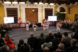 Grupo de bailarines presentando un baile típico japonés