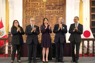 ペルー外務省トーレ・タグレ宮殿にて両国代表者並んで祝賀