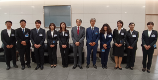 Embajador YAMAMOTO, Señor NISHIMURA y los voluntarios de JICA