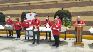 El Presidente de la Asociación Emmanuel Sr. Nakachi y el Cónsul Takahashi tienen el kit de dulces en sus manos para repartir a los niños.