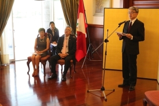 Embajador YAMAMOTO expresa sus felicitaciones frente a la concurrencia y los premiados sentados a su derecha lo escuchan