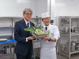 Foto conmemorativa del Embajador YAMAMOTO con el expositor del seminario