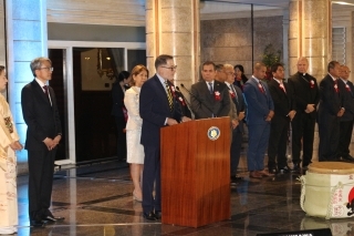 El Embajador Higueras de Relaciones Exteriores ofrece un discurso a los asistentes