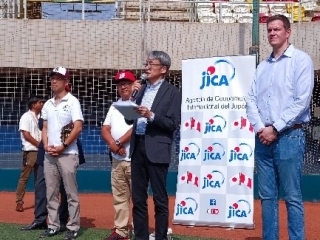 近畿大学とペルー代表チームの野球交流戦で挨拶をする山元大使