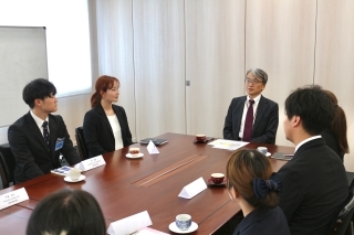 El Embajador YAMAMOTO ofrece un mensaje de bienvenida a los participantes del programa.