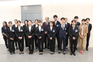 Fotografía de los participantes del Tsukuba Trans Pacific Program con el Embajador YAMAMOTO