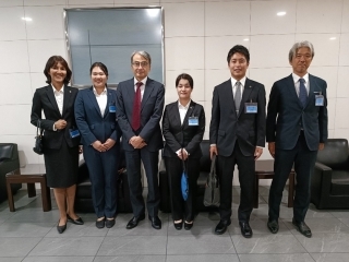 Los voluntarios de JICA con el Embajador YAMAMOTO y el señor NISHIMURA, Representante Residente de JICA