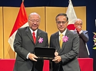Presidente saliente Sr. Nakasone entrega la caja que contiene la llave al nuevo Presidente Sr. Okada