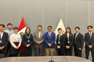 Foto de toda la delegación Juntos! en cancillería peruana