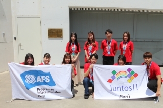 Foto de toda la delegación Juntos! con banderolas en la sede de la Embajada del Japón