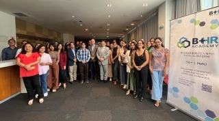 Consejero YAMAKURA junto con el señor Daniel Sánchez, Coordinador del proyecto; el señor Jorge Vargas, Gerente General de la Cámara de Comercio e Industria Peruano Japonesa y los participantes del seminario