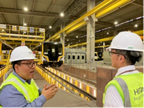 Embajador YAMAMOTO recibiendo explicación del funcionario de Hitachi Rail en el taller de mantenimiento