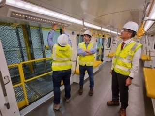 Embajador YAMAMOTO observando el tren de la Línea 2 del Metro de Lima por adentro mientras recibe explicación del funcionario de Hitachi Rail