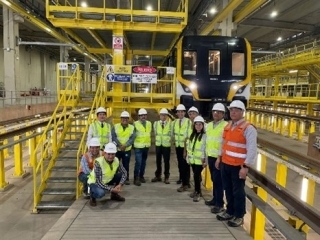 Embajador YAMAMOTO en una foto grupal con los funcionarios de Hitachi Rail frente al tren de marca Hitachi
