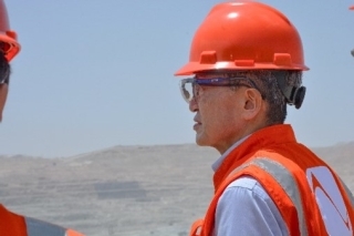Embajador YAMAMOTO apreciando la vista panorámica de la mina de cobre Cerro Verde