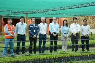 セロベルデのCSR活動の一つである高山植物の栽培場で、山元大使と関係者の集合写真