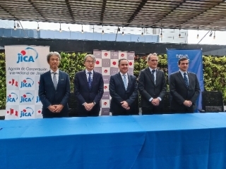山元大使と国際金融公社(IFC)、BBVA Perú、JICAの代表者