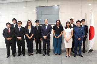 Foto de becarios MEXT 2024 alrededor de la Embajador YAMAMOTO
