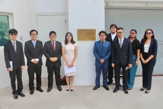 Grupo de becarios MEXT 2024 alrededor de la placa de la Embajada del Japón