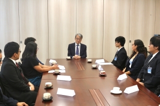 山元大使と国費留学生との会議室での会談