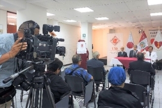 エンマヌエル総合診療所歯科医療機材整備計画の引渡式を取材する記者