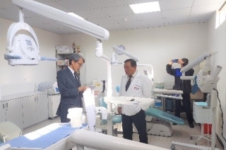 山元大使とサカイノ・エンマヌエル総合診療所院長が供与された歯科医療機材を視察している様子