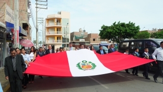 Los participantes realizando paseo de la bandera en alrededor de la Plaza de Arma de Cerro Azul 