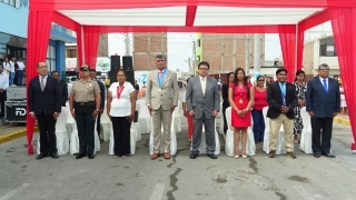 Los invitados entonan el himno nacional de Peru y Japón
