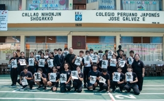 Alumnos del colegio “José Gálvez del Callao” junto al maestro HAMANO Ryuho y mostrando su obra de caligrafía en el patio del colegio.
