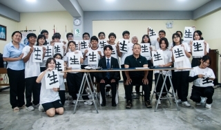 Alumnos del colegio “La Victoria” junto al maestro HAMANO Ryuho mostrando su obra de caligrafía en la sala del taller.