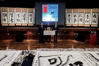 El maestro HAMANO Ryuho, el presidente de la Asociación Peruano Japonesa, señor Francisco Okada en la foto conmemorativa junto a las obras