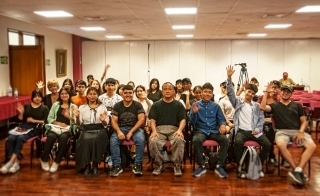 El maestro HAMANO Ryuho junto a los alumnos de la Universidad San Marcos en la foto conmemorativa