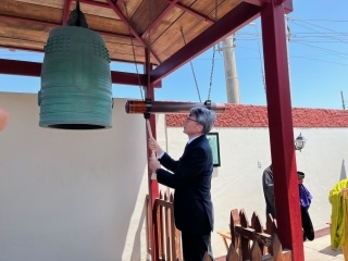 El Embajador Sr. YAMAMOTO toca la campana en el templo Jionji