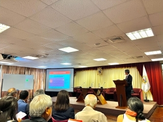 Foto del Embajador YAMAMOTO explicando las relaciones entre Japón y Perú y los participantes