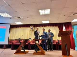 Foto del Embajador YAMAMOTO recibiendo diploma del Profesor Aquino del Centro de Estudios Asiáticos de la UNMSM