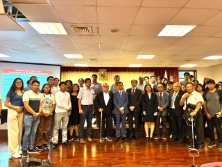Foto del Embajador YAMAMOTO con los participantes tras la conferencia